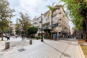 ulica miejska z budynkami i ludźmi chodzącymi po chodniku w obiekcie Murillo Fantastic apartment downtown Sevilla w Sewilli