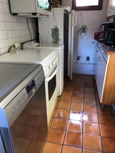 Fotografia z galérie ubytovania Détente en campagne dans le quercy une Chambre lit double et un matelas d appoint une personne dans le salon v destinácii Castelnau-Montratier