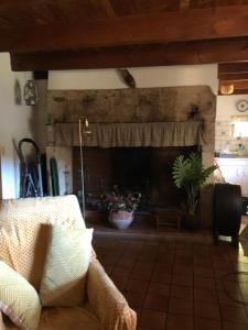 Fotografia z galérie ubytovania Détente en campagne dans le quercy une Chambre lit double et un matelas d appoint une personne dans le salon v destinácii Castelnau-Montratier