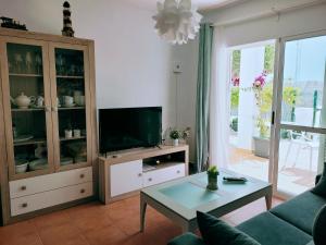 Televízia a/alebo spoločenská miestnosť v ubytovaní Casa a 400m de playa, 3 habitaciones, 2 baños y jardín