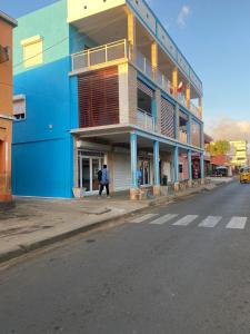 un edificio azul al lado de una calle en Résidence Beyt Salama - T1bis ou T4, en Antsiranana
