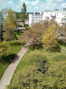 een luchtzicht op een park met bomen en gebouwen bij Appartement spacieux. P gratuit.plage à 13 min in Brest