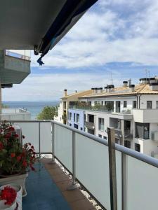 Balcony o terrace sa Moderno y amplio apartamento en el centro de Roses