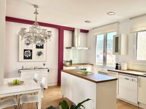 Kuchyň nebo kuchyňský kout v ubytování Moderno y amplio apartamento en el centro de Roses