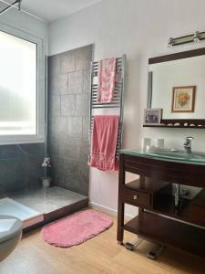 Koupelna v ubytování Moderno y amplio apartamento en el centro de Roses