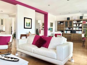Posezení v ubytování Moderno y amplio apartamento en el centro de Roses