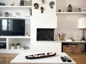 TV a/nebo společenská místnost v ubytování Moderno y amplio apartamento en el centro de Roses