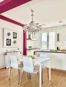 Kuchyň nebo kuchyňský kout v ubytování Moderno y amplio apartamento en el centro de Roses