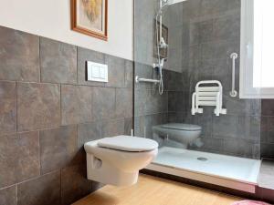 ein Bad mit einem WC und einer Dusche in der Unterkunft Moderno y amplio apartamento en el centro de Roses in Roses
