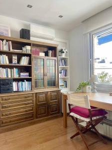 Knihovna v apartmánu