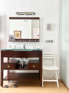 ein Bad mit einem Waschbecken und einem Spiegel in der Unterkunft Moderno y amplio apartamento en el centro de Roses in Roses
