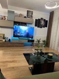 uma sala de estar com uma grande televisão de ecrã plano em Royal Class Apart Complex Uno Residence em Brasov