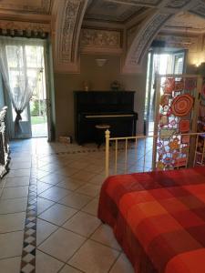 sypialnia z łóżkiem i pianinem w pokoju w obiekcie Casa Pressenda Apartment w mieście La Morra