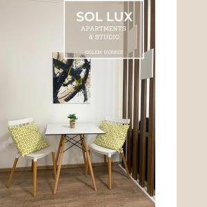 una sala da pranzo con tavolo e 2 sedie di SOL Lux Apartments 1st Floor a Durrës