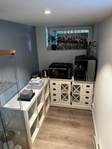 Dapur atau dapur kecil di Basement apartment with parking