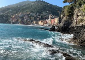 a view of a beach with a city and the ocean at Appartamento a 250mt dal mare con parcheggio sotto casa in Sori