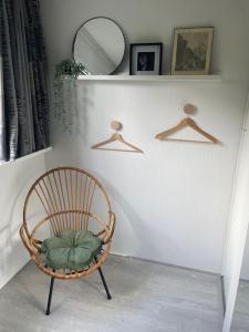 een stoel in een kamer met een spiegel bij Chalet Canalla in Nunspeet