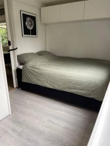 een slaapkamer met een bed in een kamer bij Chalet Canalla in Nunspeet