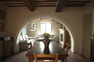 A Casa là - l'Aiola في Paciano: غرفة معيشة مع طاولة وغرفة معيشة مع أريكة