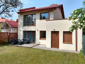 a house in the suburbs with a yard at Włodarska 11 in Kraków