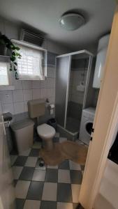 La salle de bains est pourvue de toilettes et d'un lavabo. dans l'établissement HutiAgi apartman, à Siófok