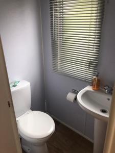 een badkamer met een wit toilet en een wastafel bij Lunas chill pad in Edinburgh