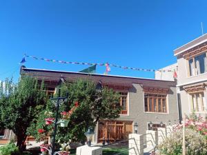 um edifício com bandeiras em cima em Leh Stumpa em Leh