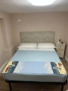 A bed or beds in a room at La petite maison