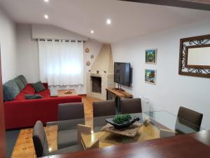 Телевизор и/или развлекательный центр в Casa en entorno rural cerca de la playa