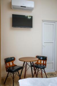uma mesa e duas cadeiras num quarto em city point em Kutaisi