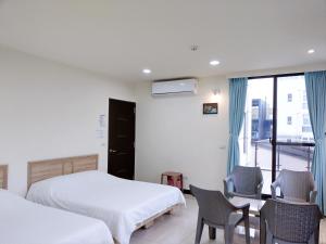 頭城的住宿－藍洋呂遊 宜蘭頭城，酒店客房设有两张床和一个阳台。