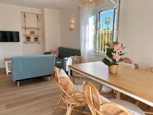 - un salon avec une table à manger et des chaises dans l'établissement Villa en Oliva Nova - Playa & Piscina & Golf, à Oliva