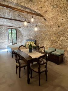 - une salle à manger avec une table et des chaises en bois dans l'établissement Casa Castello, à Salò