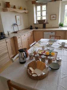 eine Küche mit einem Tisch und einem Korb mit Lebensmitteln darauf in der Unterkunft Les Fonts de Baix in Plan-de-Baix