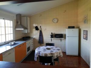 Кухня или мини-кухня в Casa en entorno rural cerca de la playa
