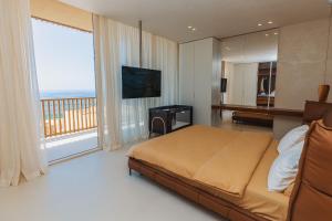 Μια τηλεόραση ή/και κέντρο ψυχαγωγίας στο Villa Eos Green Coast Palase