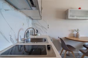 Kuchyňa alebo kuchynka v ubytovaní Aris Apartments + 37 fotografií