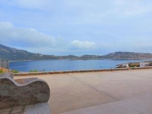 een bank voor een uitzicht op een meer bij Amorgos Delight in Aiyiáli