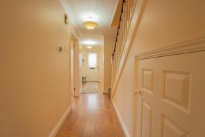 um corredor com uma porta que leva a um quarto com um corredor em The Forest House em Brandon
