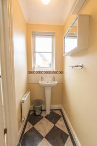 baño con lavabo y ventana en The Forest House en Brandon