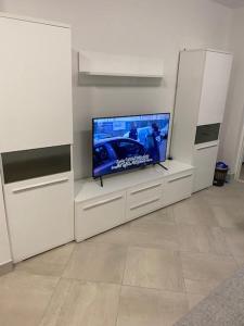 Televízia a/alebo spoločenská miestnosť v ubytovaní VILLA NEDE
