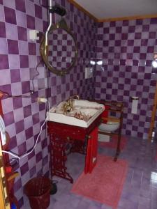 y baño con lavabo y espejo. en La Mosa - Villa ai Prati di Cavedago, nel comprensorio del parco Adamello-Brenta, en Cavedago