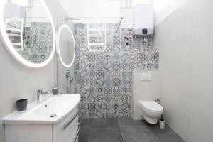Split Urban Getaway في سبليت: حمام مع حوض أبيض ومرحاض