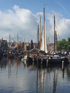 een groep boten is aangemeerd in het water bij Holiday in Spakenburg t Afferhuus in Spakenburg