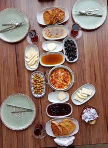 een houten tafel met borden eten erop bij Blue Topas Otel in Burhaniye