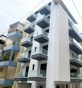 un condominio con balconi sui lati di Dual Delights- Romantic Jacuzzi Suite and Spacious Family Apartment-Metro station 180m ad Atene