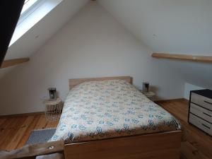 a small bedroom with a bed in a attic at L'écurie in Méneslies