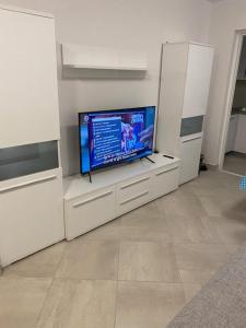 Televízia a/alebo spoločenská miestnosť v ubytovaní VILLA NEDE