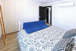 Un dormitorio con una cama con una almohada azul encima. en Casa El Consuelo, en Tijarafe 12 fotos más