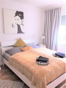 1 dormitorio con 1 cama con manta marrón en Apartment Nähe KarLi, 4 Pers., Zentrum Süd en Leipzig
